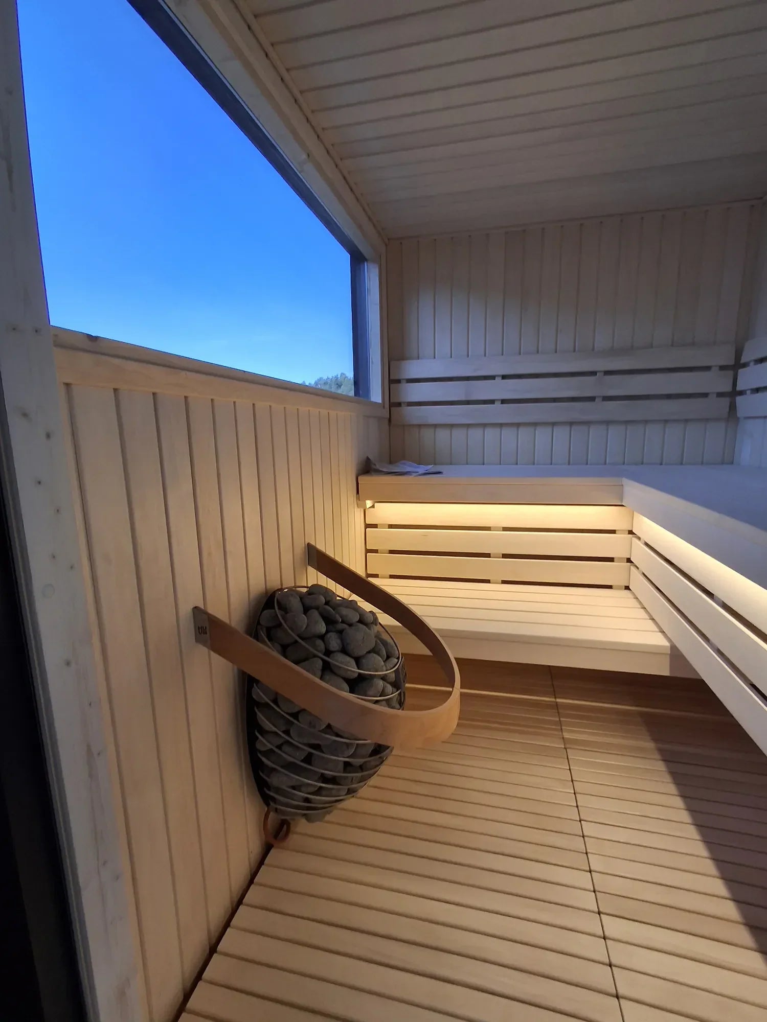 Huum elektrinė krosnelė pirtyje su panoraminiu langu.