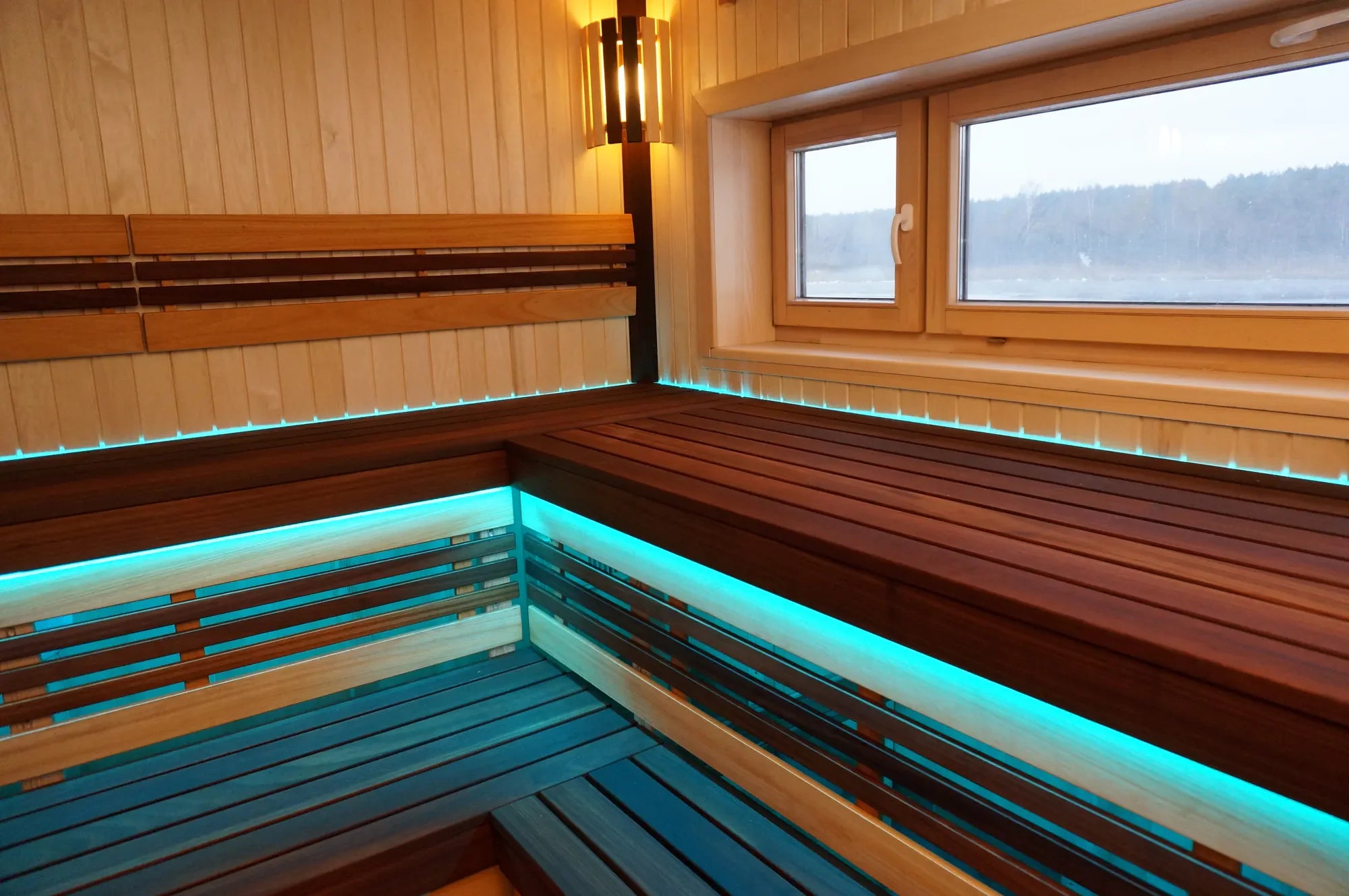 Pirties gultai kombinuoti iš įvairių medienų su RGB apšvietimu.
